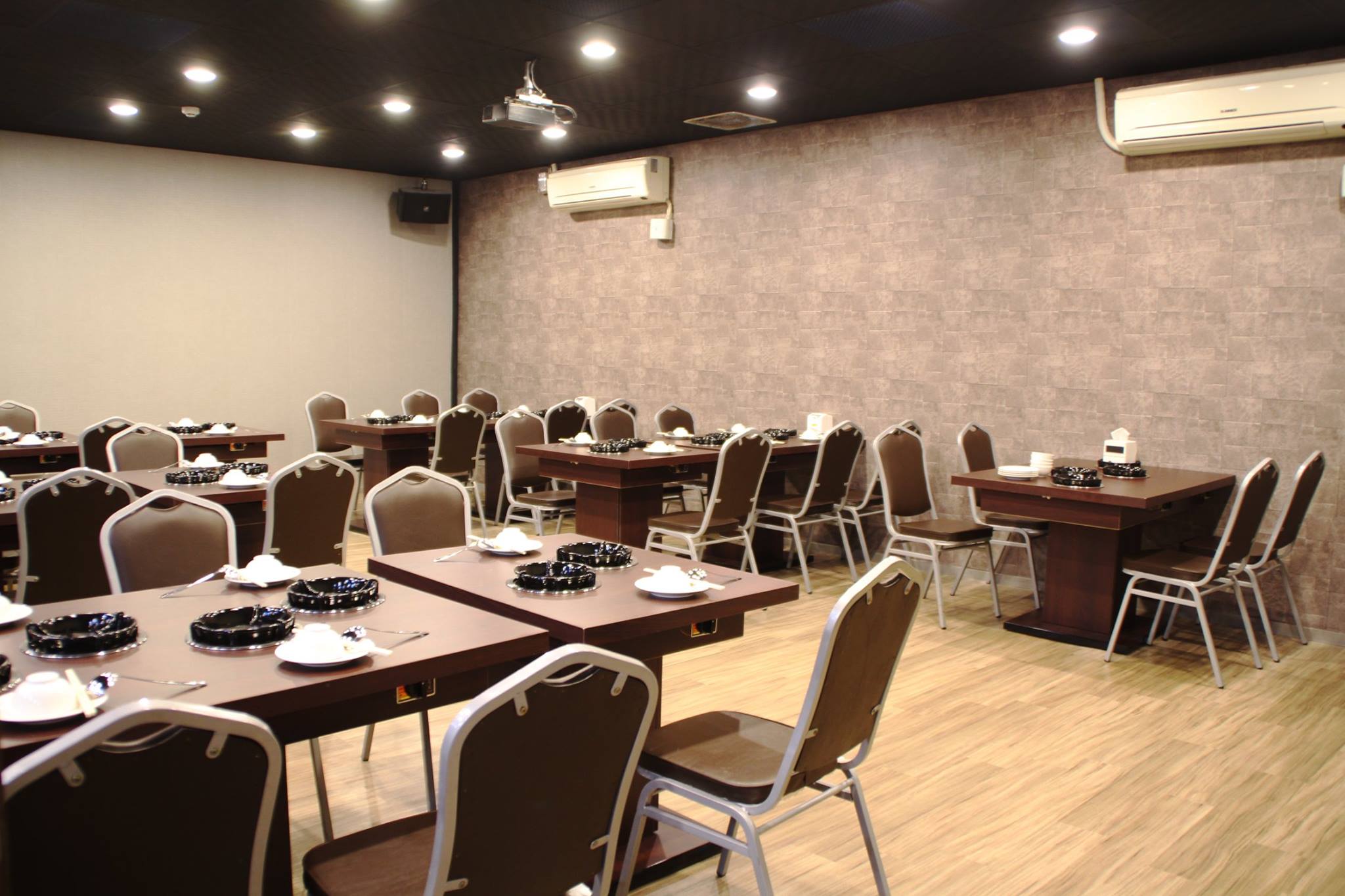 | 火 鍋 店 商 業 空 間 設 計 